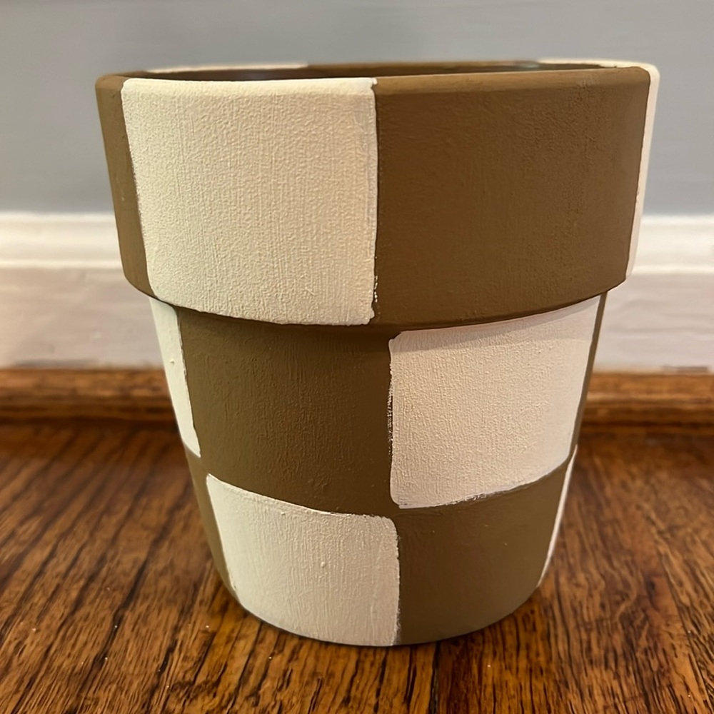TEXTURED CHECKERED PLANT POT